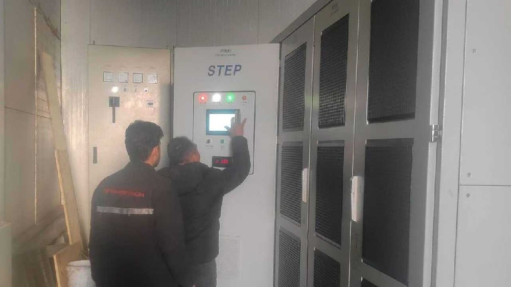 三相异步电动机与变频驱动配合工作的流程图